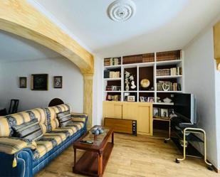 Sala d'estar de Casa adosada en venda en Chillón amb Aire condicionat, Terrassa i Balcó