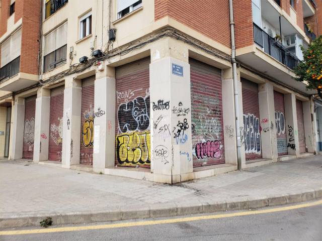 Local comercial en Venta en Plaça del Poeta Salvador Rueda, 9 en El Calvari