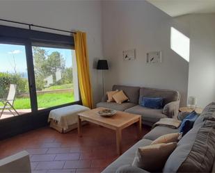 Sala d'estar de Casa o xalet en venda en Poyales del Hoyo amb Terrassa, Piscina i Balcó