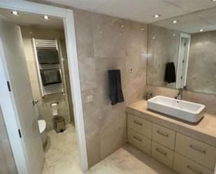 Bathroom of Flat for sale in  Madrid Capital  with Air Conditioner, Terrace and Swimming Pool