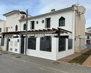 Vista exterior de Casa adosada en venda en Iznalloz amb Aire condicionat, Jardí privat i Terrassa