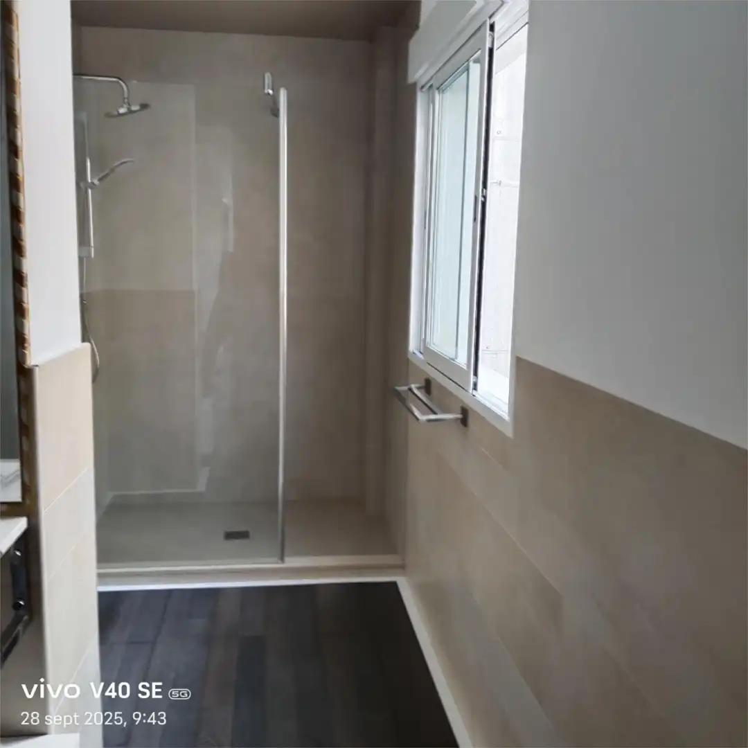 Baño de Dúplex de alquiler en Gandia con Aire acondicionado, Terraza y Balcón