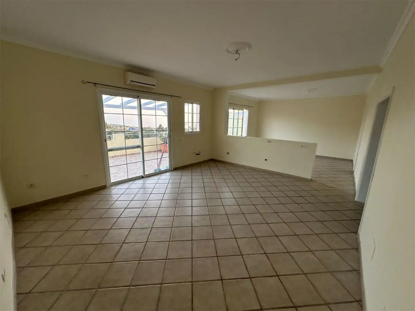 Sala d'estar de Casa adosada en venda en El Paso amb Aire condicionat i Terrassa