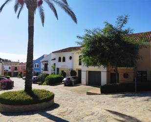 Vista exterior de Casa adosada de lloguer en Benahavís amb Aire condicionat, Calefacció i Jardí privat