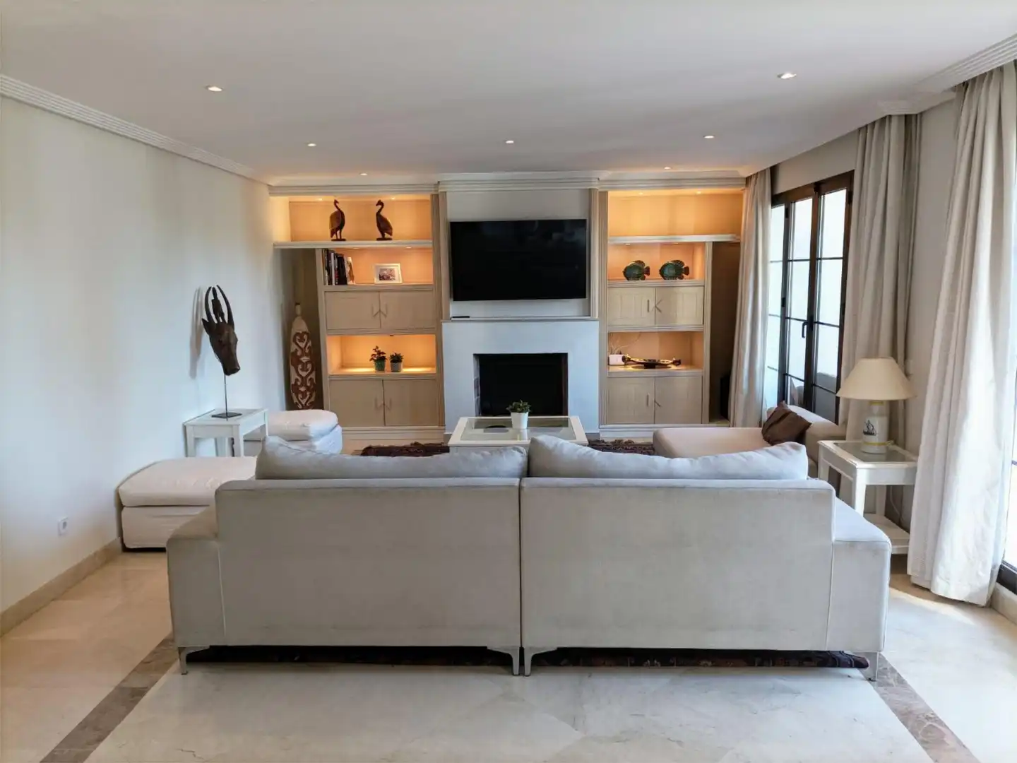 Casa adosada de lloguer a Urbanizacion Torre Esteril, 24, Los Arqueros - Puerto del Almendro Sala d'estar de Casa adosada de lloguer en Benahavís amb Aire condicionat, Calefacció i Jardí privat