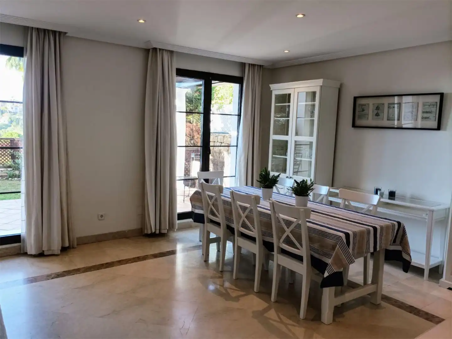 Casa adosada de lloguer a Urbanizacion Torre Esteril, 24, Los Arqueros - Puerto del Almendro Menjador de Casa adosada de lloguer en Benahavís amb Aire condicionat, Calefacció i Jardí privat