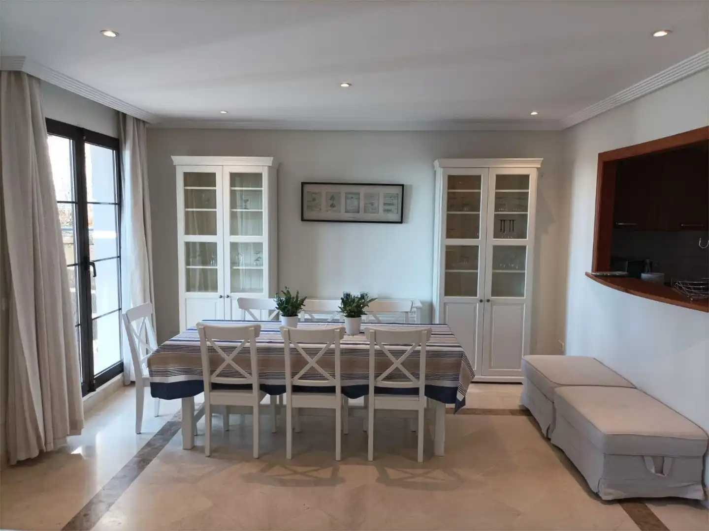 Casa adosada de lloguer a Urbanizacion Torre Esteril, 24, Los Arqueros - Puerto del Almendro Menjador de Casa adosada de lloguer en Benahavís amb Aire condicionat, Calefacció i Jardí privat