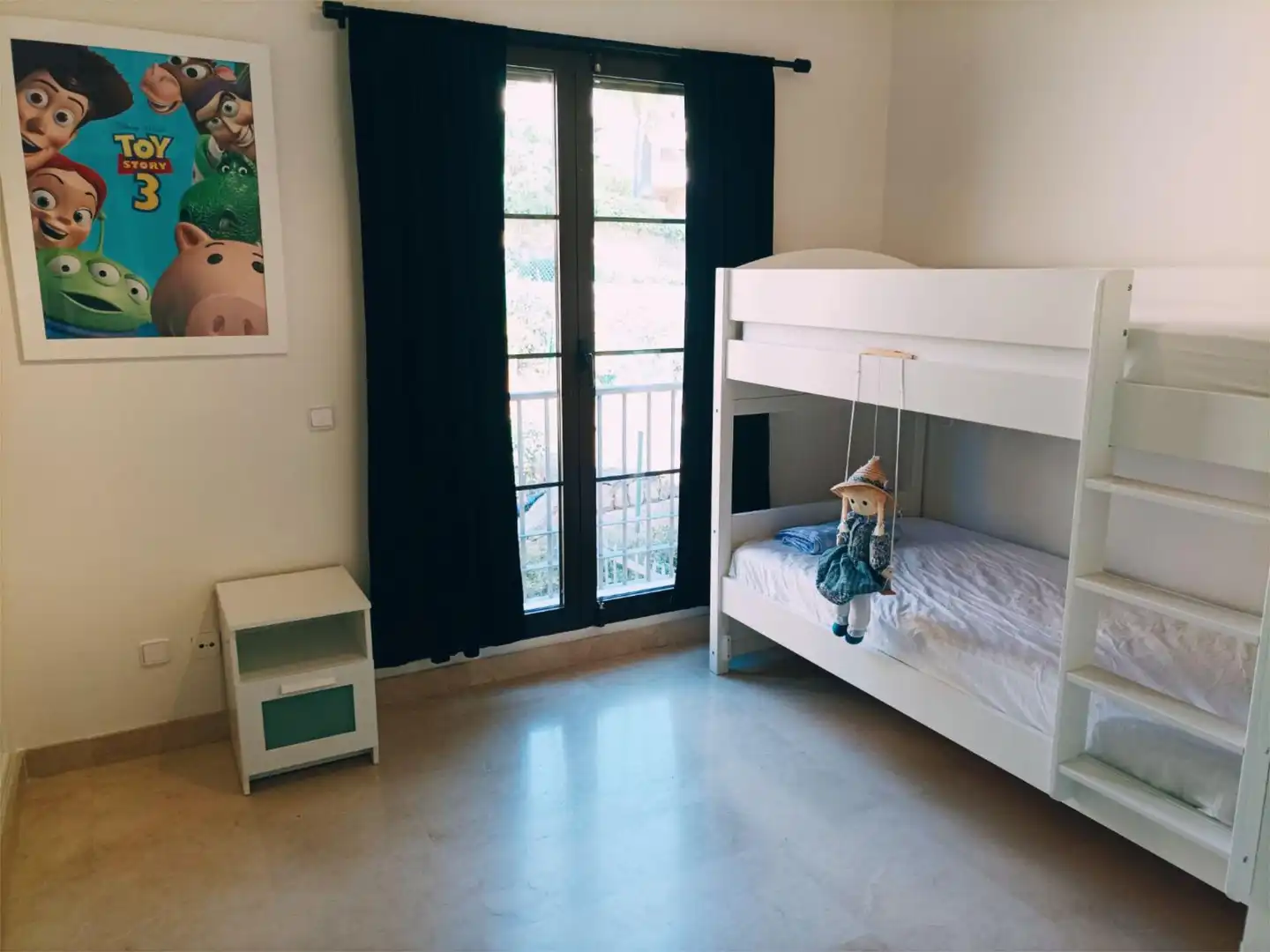 Casa adosada de lloguer a Urbanizacion Torre Esteril, 24, Los Arqueros - Puerto del Almendro Dormitori de Casa adosada de lloguer en Benahavís amb Aire condicionat, Calefacció i Jardí privat