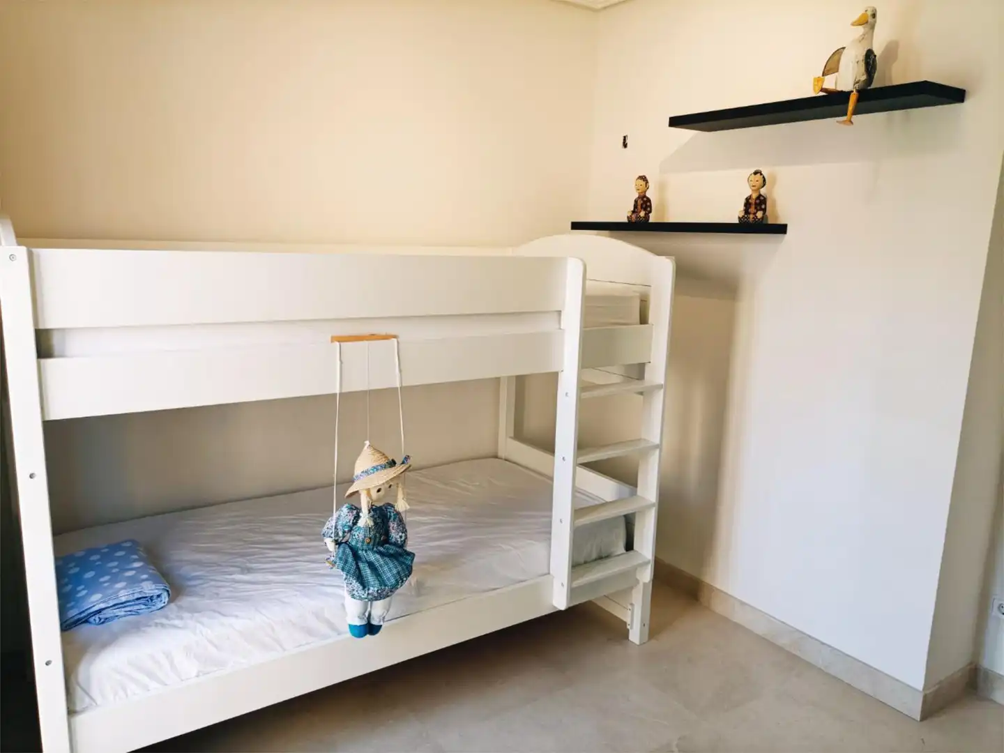 Casa adosada de lloguer a Urbanizacion Torre Esteril, 24, Los Arqueros - Puerto del Almendro Dormitori de Casa adosada de lloguer en Benahavís amb Aire condicionat, Calefacció i Jardí privat