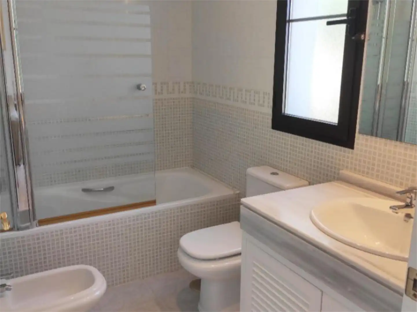Casa adosada de lloguer a Urbanizacion Torre Esteril, 24, Los Arqueros - Puerto del Almendro Bany de Casa adosada de lloguer en Benahavís amb Aire condicionat, Calefacció i Jardí privat