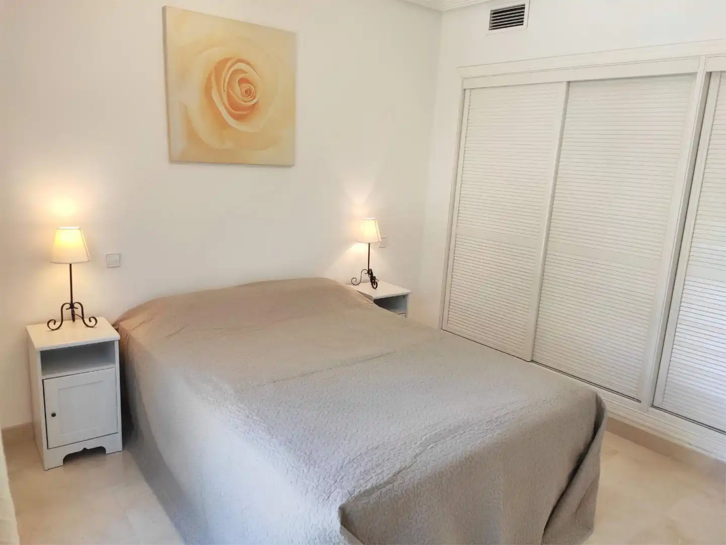 Casa adosada de lloguer a Urbanizacion Torre Esteril, 24, Los Arqueros - Puerto del Almendro Dormitori de Casa adosada de lloguer en Benahavís amb Aire condicionat, Calefacció i Jardí privat