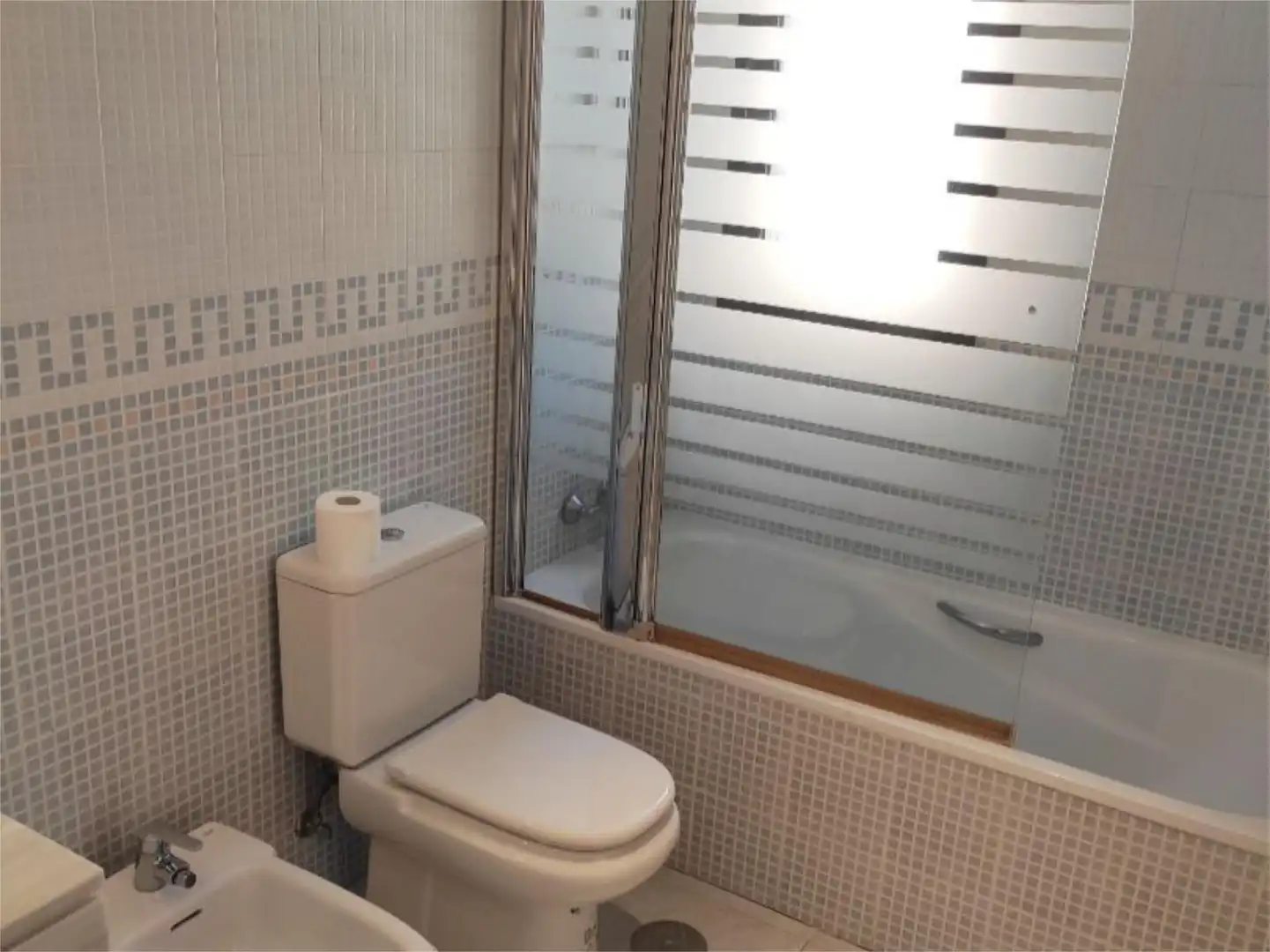 Casa adosada de lloguer a Urbanizacion Torre Esteril, 24, Los Arqueros - Puerto del Almendro Bany de Casa adosada de lloguer en Benahavís amb Aire condicionat, Calefacció i Jardí privat