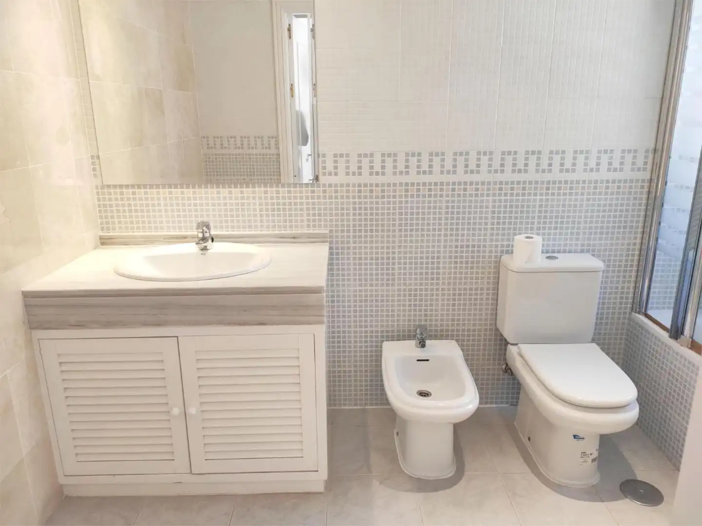 Casa adosada de lloguer a Urbanizacion Torre Esteril, 24, Los Arqueros - Puerto del Almendro Bany de Casa adosada de lloguer en Benahavís amb Aire condicionat, Calefacció i Jardí privat