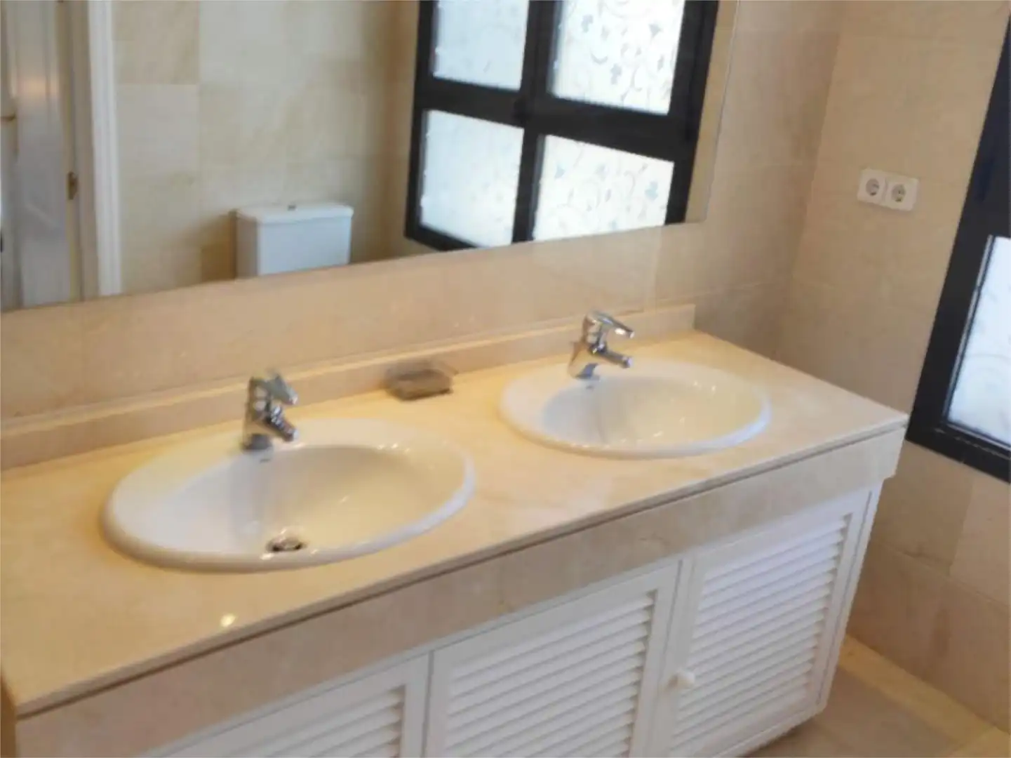 Casa adosada de lloguer a Urbanizacion Torre Esteril, 24, Los Arqueros - Puerto del Almendro Bany de Casa adosada de lloguer en Benahavís amb Aire condicionat, Calefacció i Jardí privat