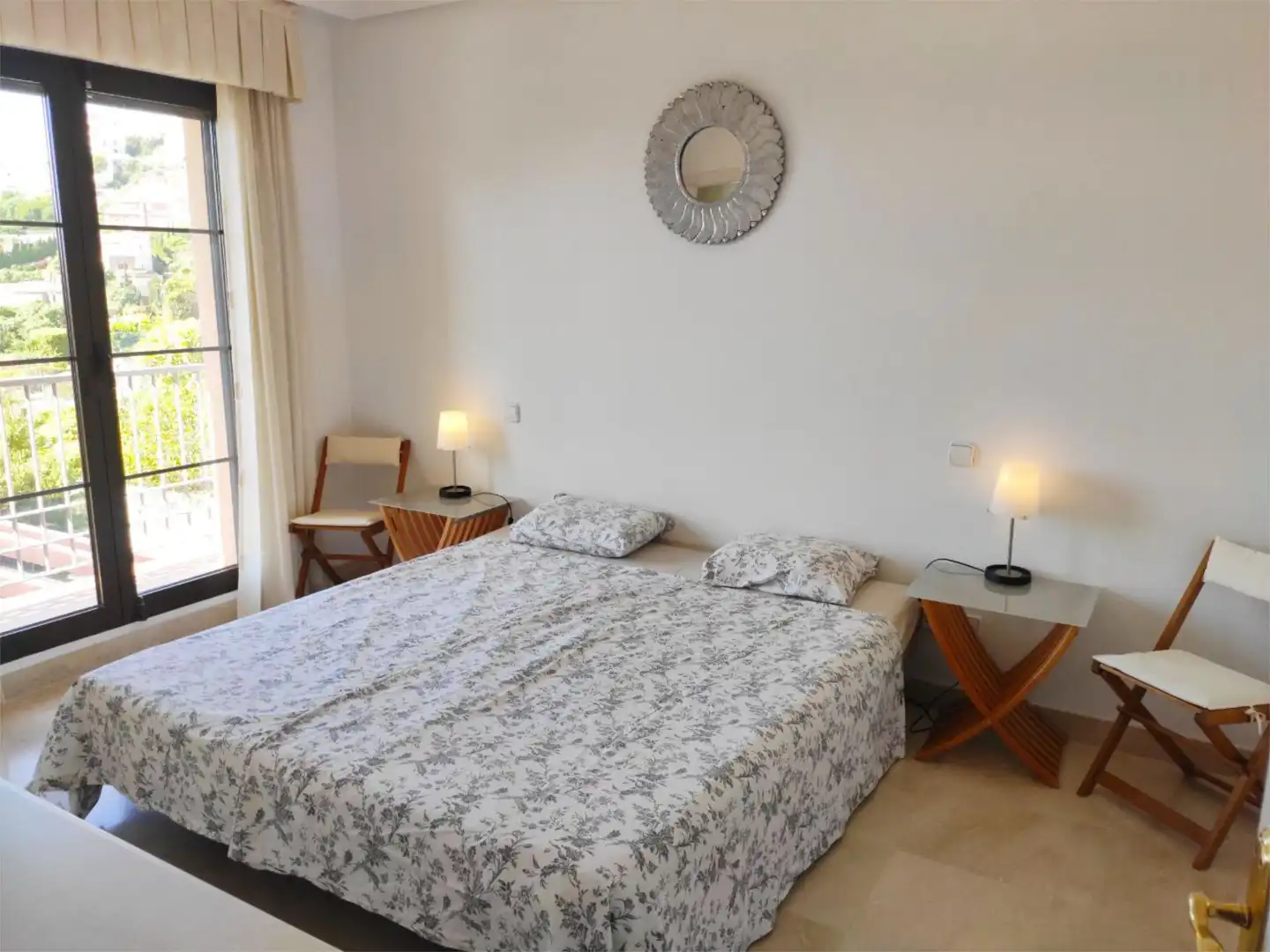 Casa adosada de lloguer a Urbanizacion Torre Esteril, 24, Los Arqueros - Puerto del Almendro Dormitori de Casa adosada de lloguer en Benahavís amb Aire condicionat, Calefacció i Jardí privat