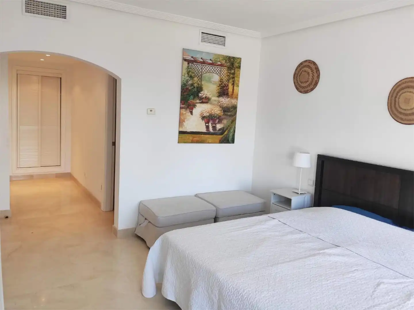 Casa adosada de lloguer a Urbanizacion Torre Esteril, 24, Los Arqueros - Puerto del Almendro Dormitori de Casa adosada de lloguer en Benahavís amb Aire condicionat, Calefacció i Jardí privat