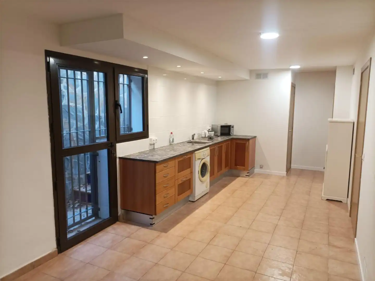 Casa adosada de lloguer a Urbanizacion Torre Esteril, 24, Los Arqueros - Puerto del Almendro Cuina de Casa adosada de lloguer en Benahavís amb Aire condicionat, Calefacció i Jardí privat