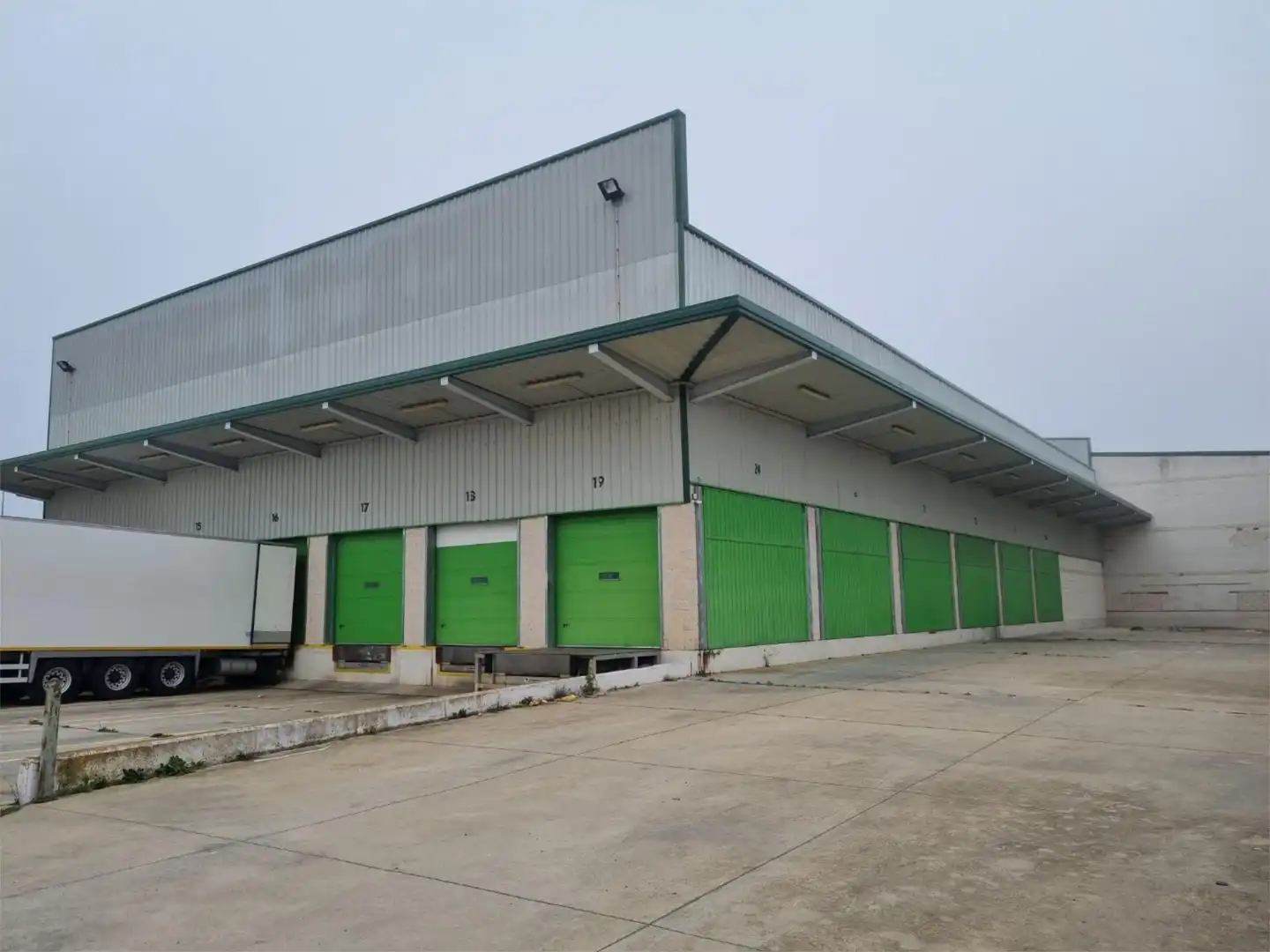Fabrikhallen zur Miete in Calle Nueva Apertura, 10, Benavente Außenansicht von Fabrikhallen zur Miete in Benavente mit Klimaanlage
