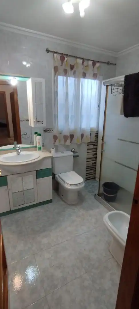 Dúplex en venta en Avenida de Crevillente, 44, Hondón de las Nieves / El Fondó de les Neus Baño de Dúplex en venta en Hondón de las Nieves / El Fondó de les Neus con Aire acondicionado, Calefacción y Terraza