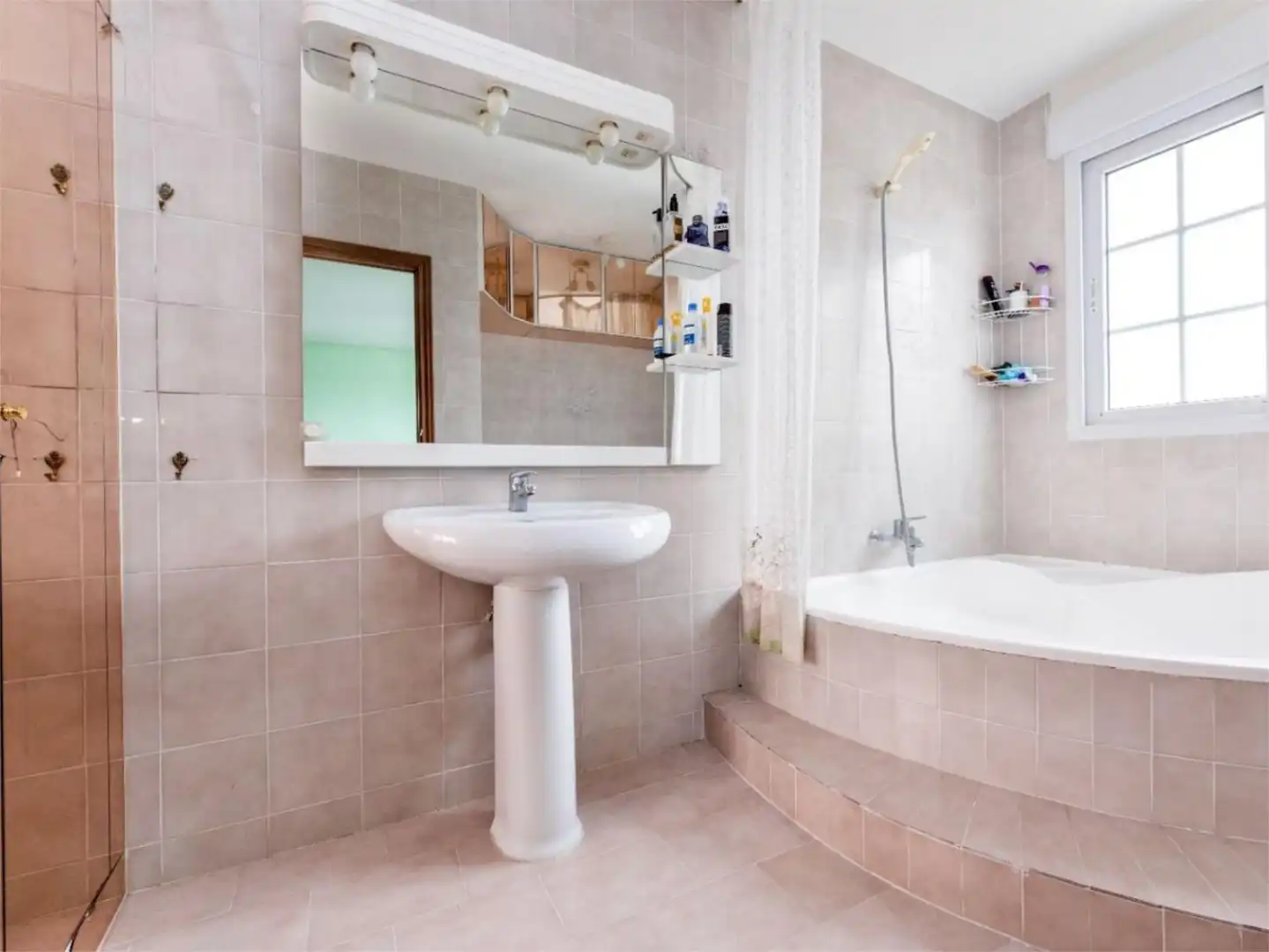 Habitación en Calle Playa de la Lanzada, 1, Valdecabañas Baño de Casa o chalet para compartir en Boadilla del Monte con Aire acondicionado, Calefacción y Jardín privado