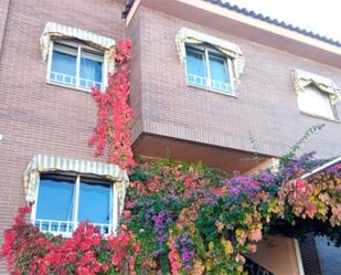 Vista exterior de Casa adosada en venda en Mérida amb Aire condicionat, Terrassa i Balcó