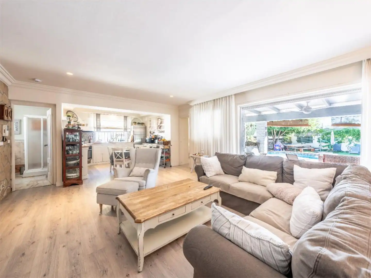 Casa o xalet en venda a Calle las Camelias, 36, Nueva Andalucía centro Sala d'estar de Casa o xalet en venda en Marbella amb Aire condicionat, Terrassa i Piscina