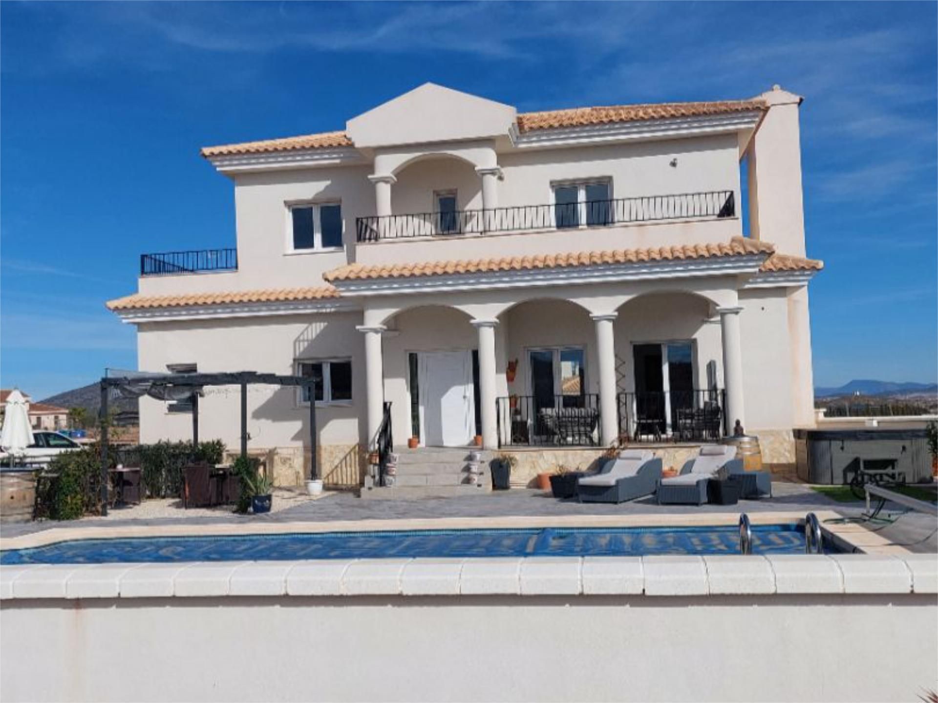 Vista exterior de Casa o xalet en venda en El Pinós / Pinoso amb Aire condicionat, Calefacció i Jardí privat