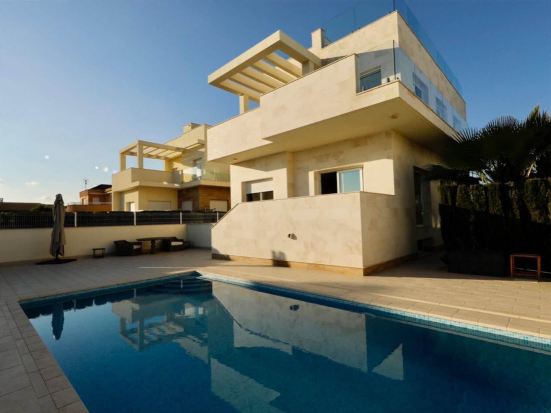 Piscina de Casa adosada en venda en Orihuela amb Aire condicionat, Calefacció i Jardí privat