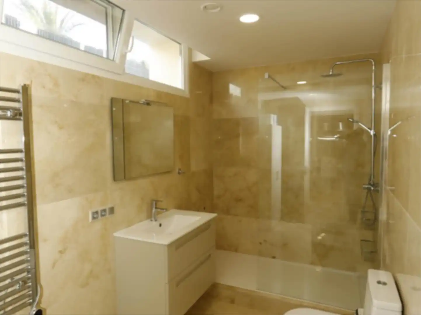 Casa adosada en venta en Avenida España, 54, La Zenia Baño de Casa adosada en venta en Orihuela con Aire acondicionado, Terraza y Piscina