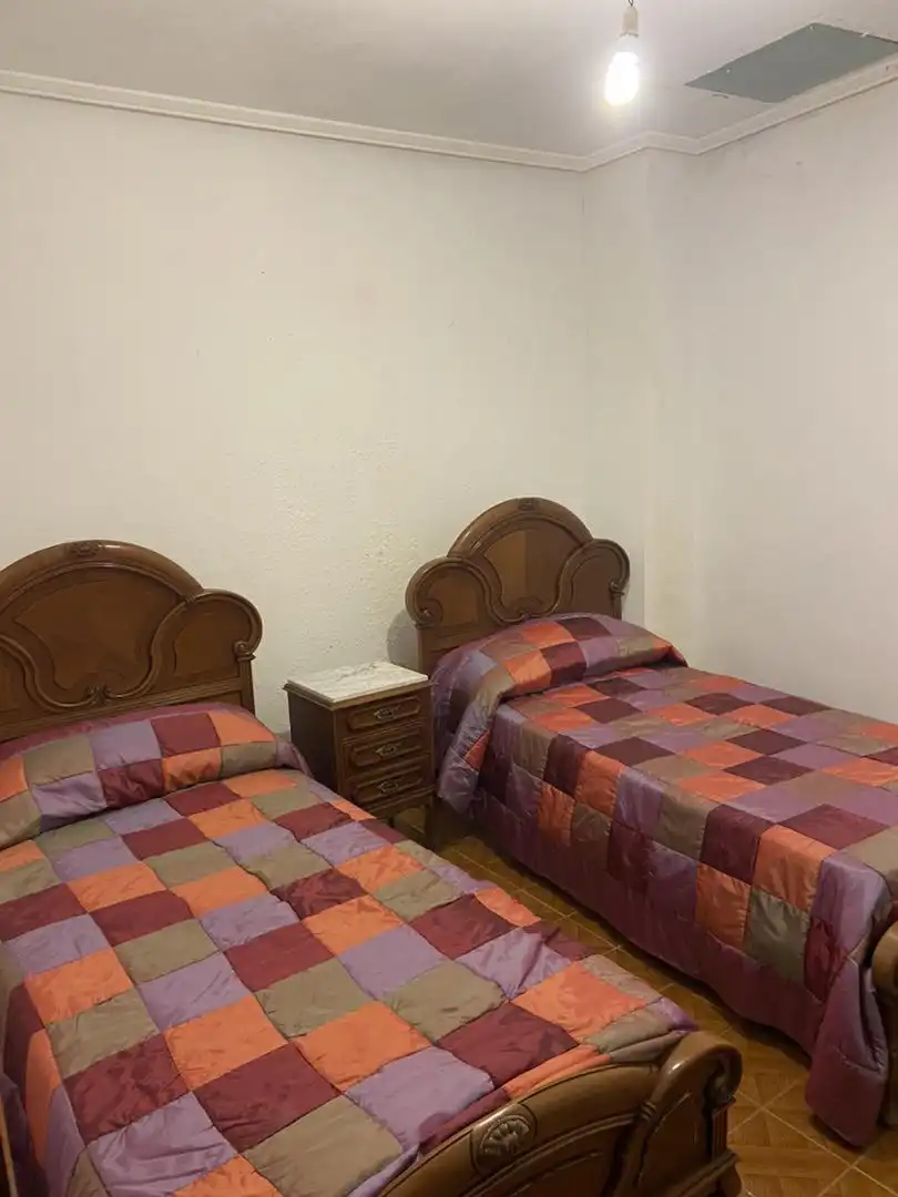 Einfamilien-Reihenhaus zum Verkauf in Blanco Congostro, 62, Rairiz de Veiga Schlafzimmer von Einfamilien-Reihenhaus zum Verkauf in Rairiz de Veiga mit Möbliert