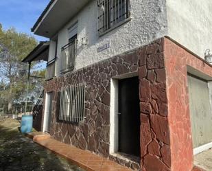 Vista exterior de Casa o xalet en venda en Renera amb Aire condicionat, Terrassa i Piscina