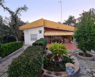 Vista exterior de Casa o xalet en venda en El Garrobo amb Aire condicionat, Terrassa i Piscina