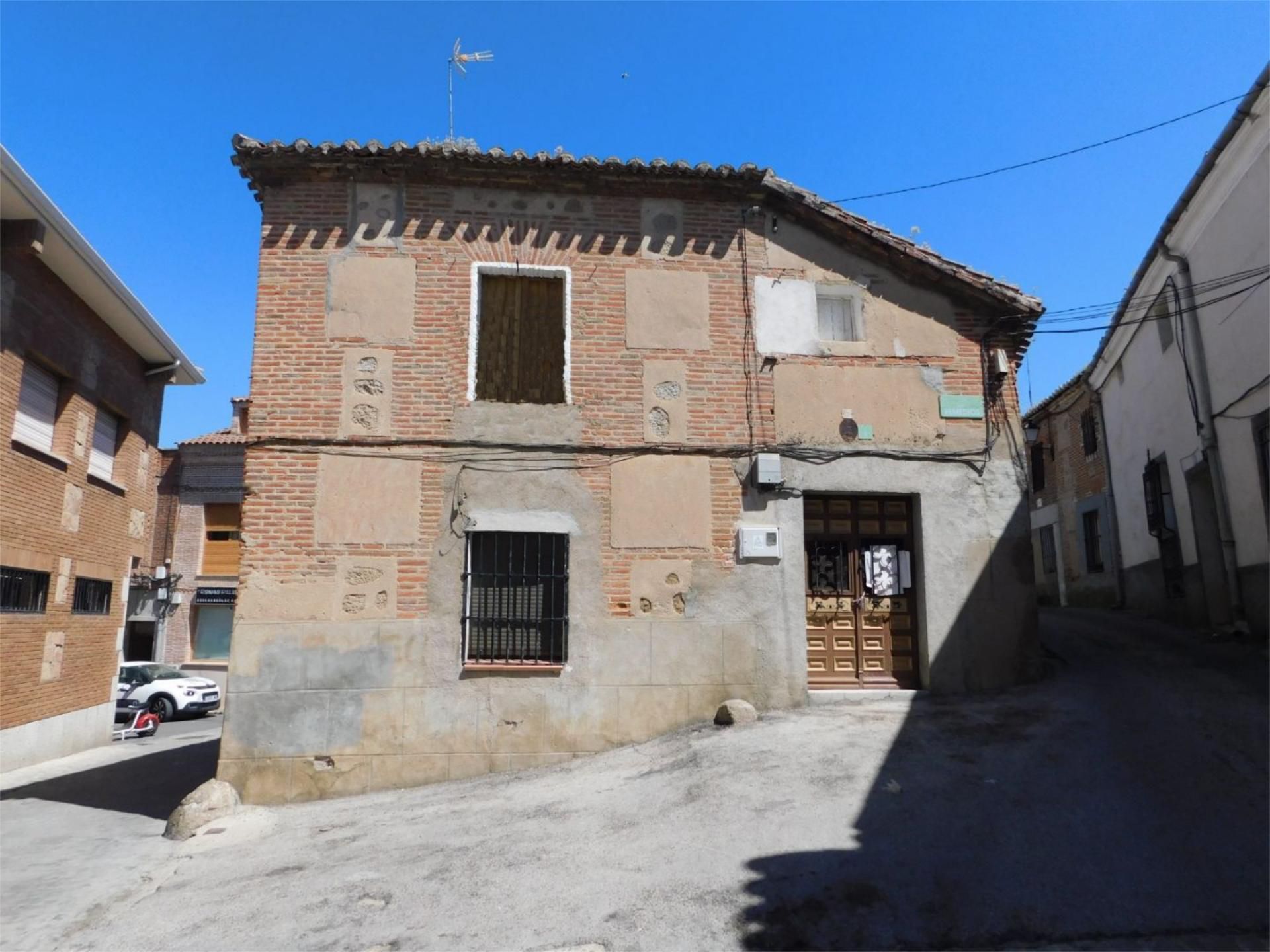 Vista exterior de Casa adosada en venda en Villa del Prado amb Traster i Balcó