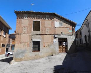 Vista exterior de Casa adosada en venda en Villa del Prado amb Balcó