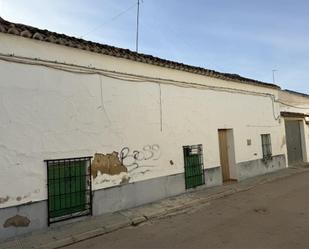 Vista exterior de Casa adosada en venda en El Provencio   amb Calefacció, Terrassa i Moblat