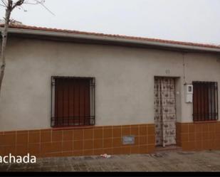 Vista exterior de Casa adosada en venda en Ballesteros de Calatrava amb Aire condicionat