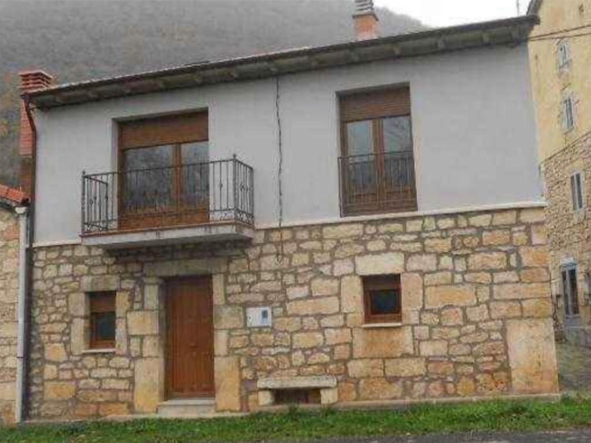 Vista exterior de Casa adosada en venda en Tubilla del Agua amb Parquet i Balcó
