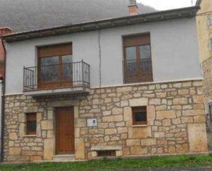 Vista exterior de Casa adosada en venda en Tubilla del Agua amb Parquet i Balcó