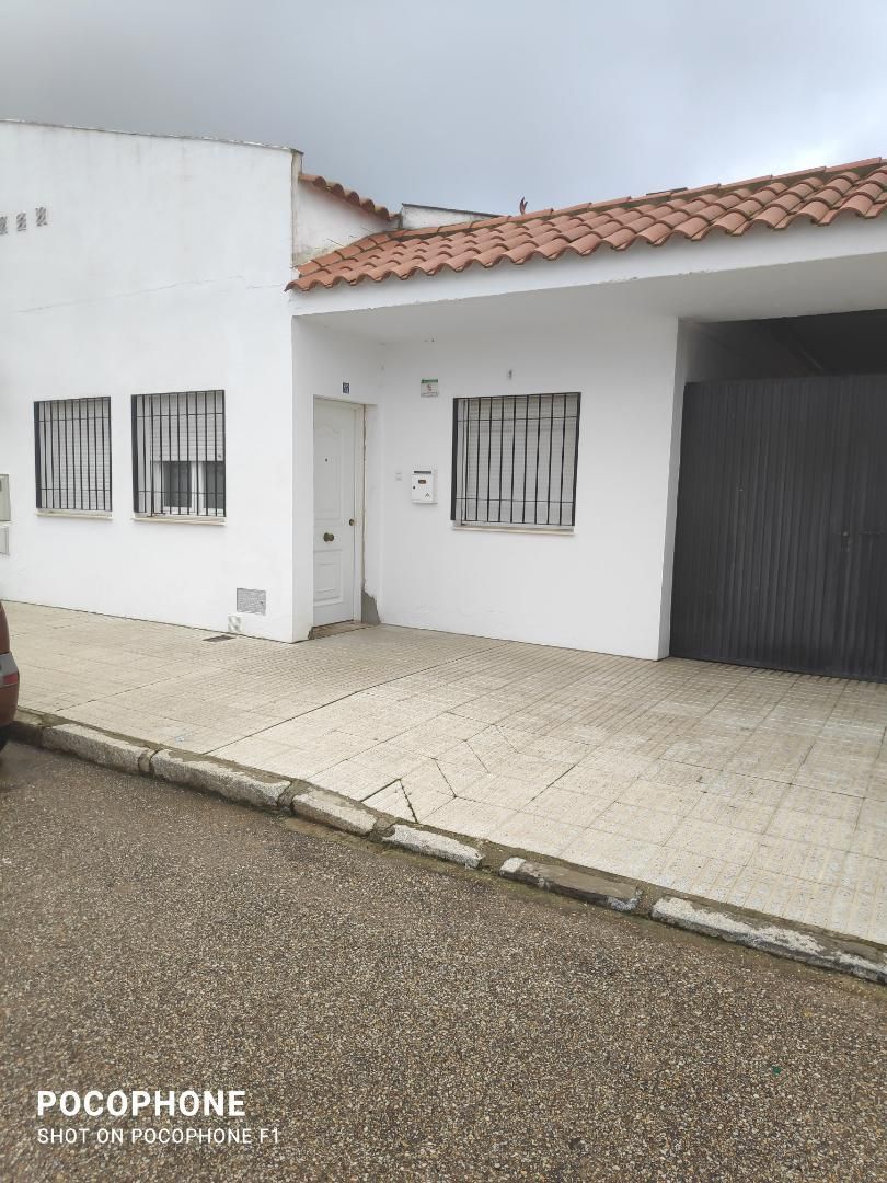 Exterior view of Single-family semi-detached for sale in Badajoz Capital  with Private garden, Terrace and Storage room