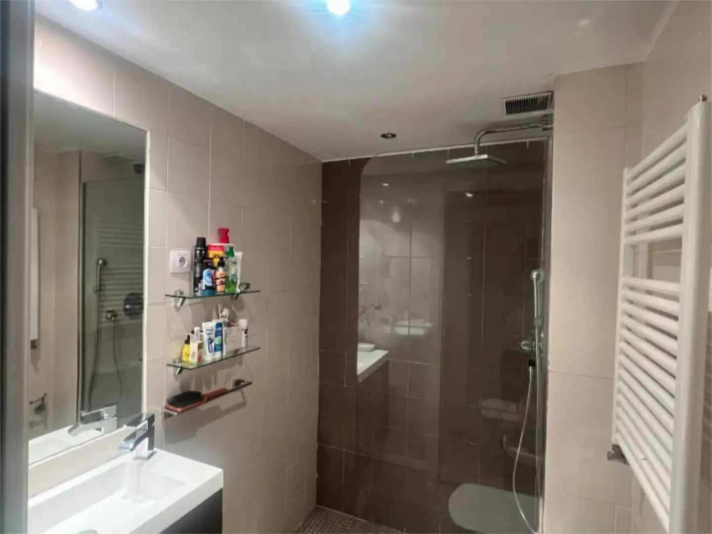 Bathroom of Flat for share in Madrid  with Heating, Furnished and Community parking