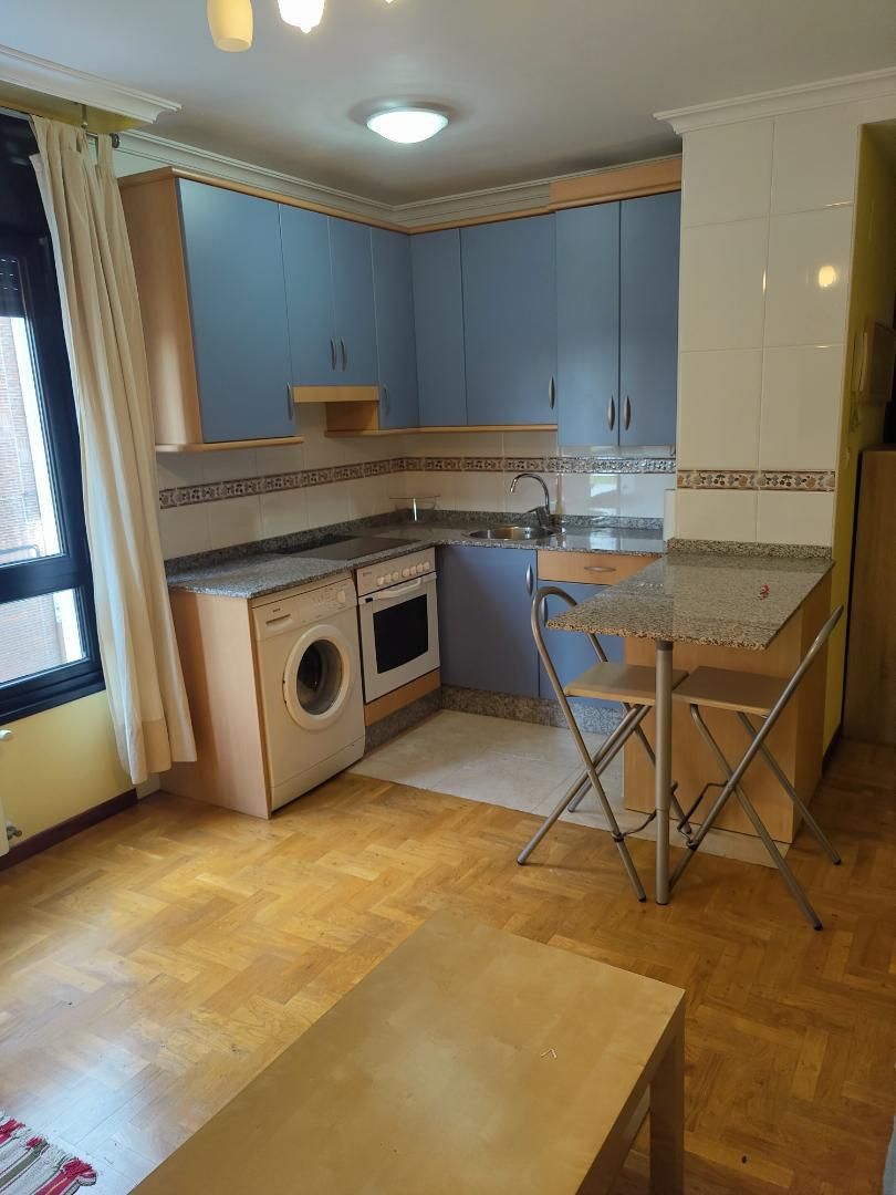 Cuina de Pis en venda en Oviedo  amb Calefacció, Jardí privat i Parquet