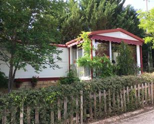 Vista exterior de Casa o xalet en venda en Covarrubias amb Aire condicionat, Terrassa i Piscina