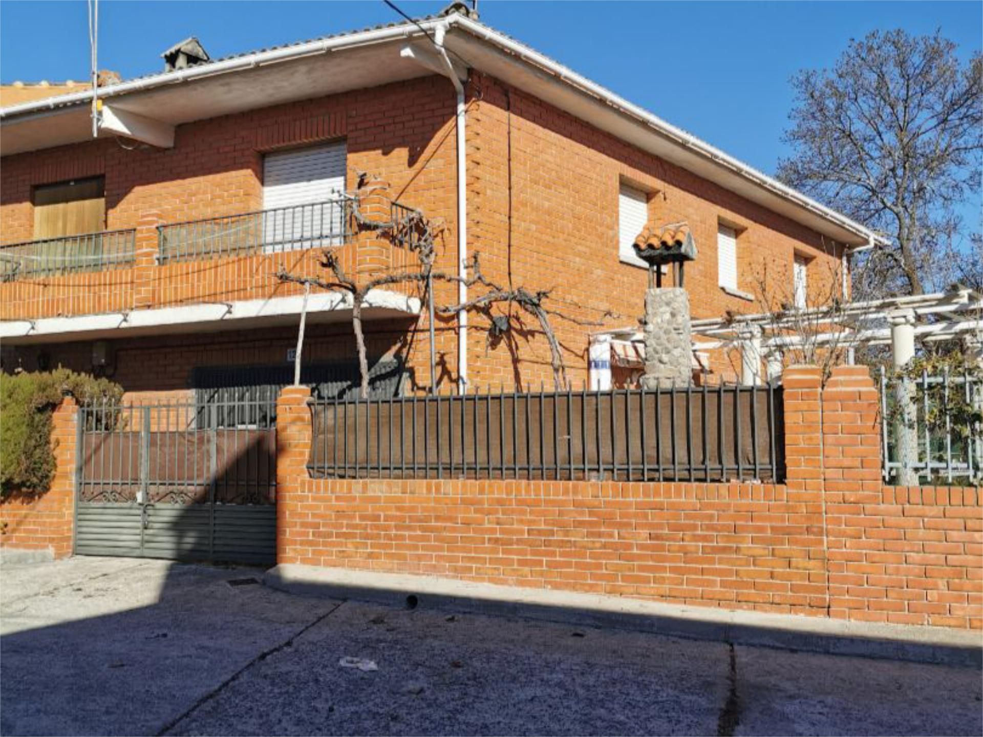 Vista exterior de Casa adosada en venda en Burgohondo amb Jardí privat, Moblat i Balcó