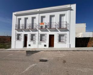 Vista exterior de Casa adosada en venda en El Pedroso amb Terrassa i Balcó