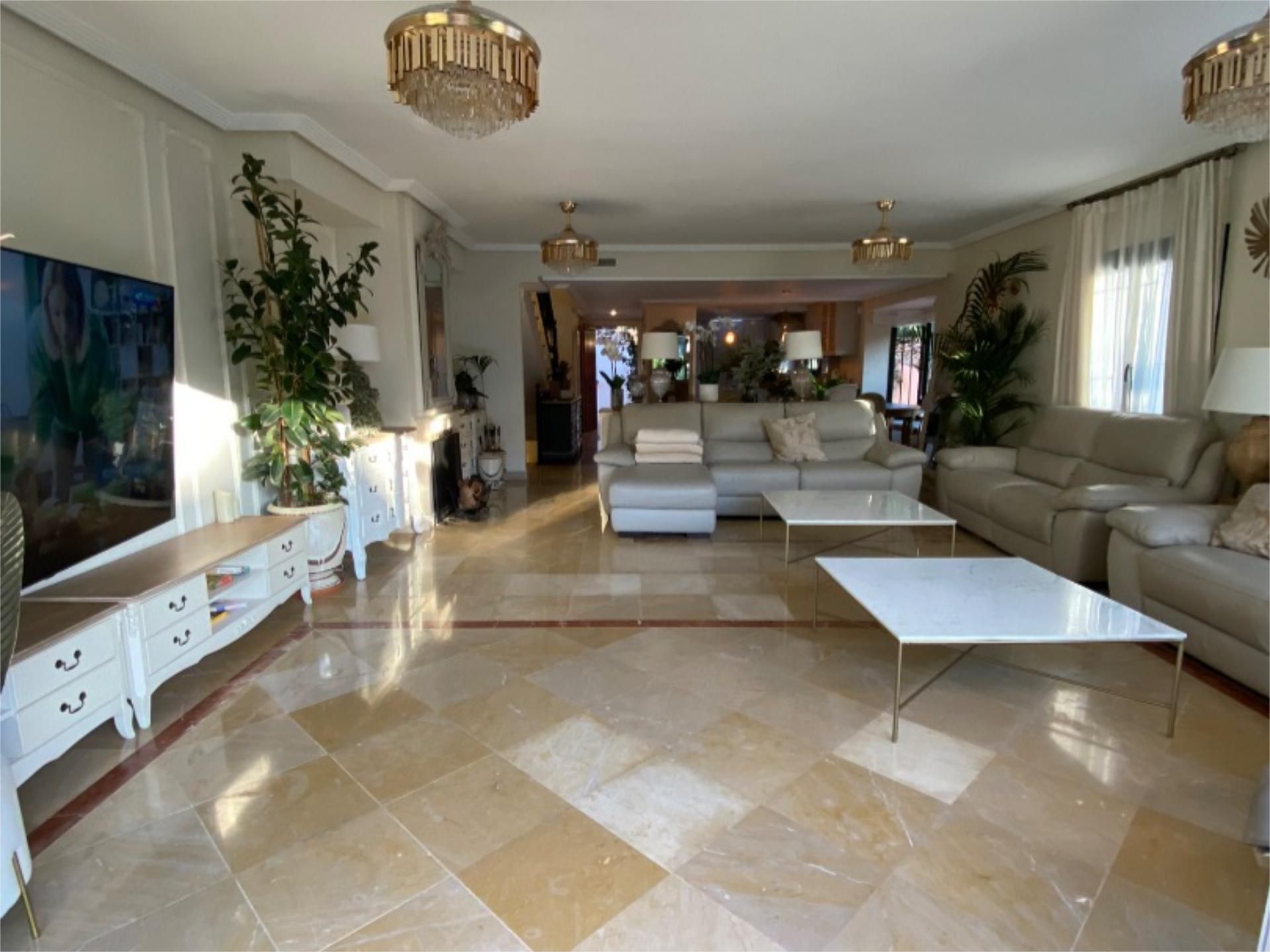 Sala d'estar de Casa adosada de lloguer en Marbella amb Aire condicionat, Terrassa i Piscina
