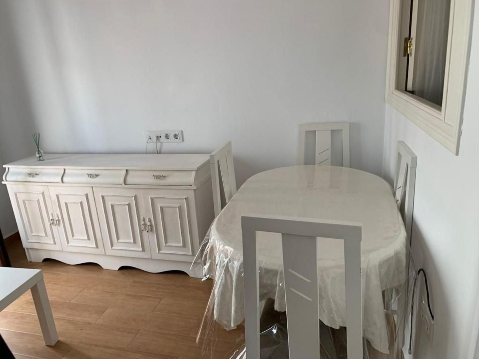 Menjador de Pis per a compartir en Constantina amb Parquet, Moblat i Balcó