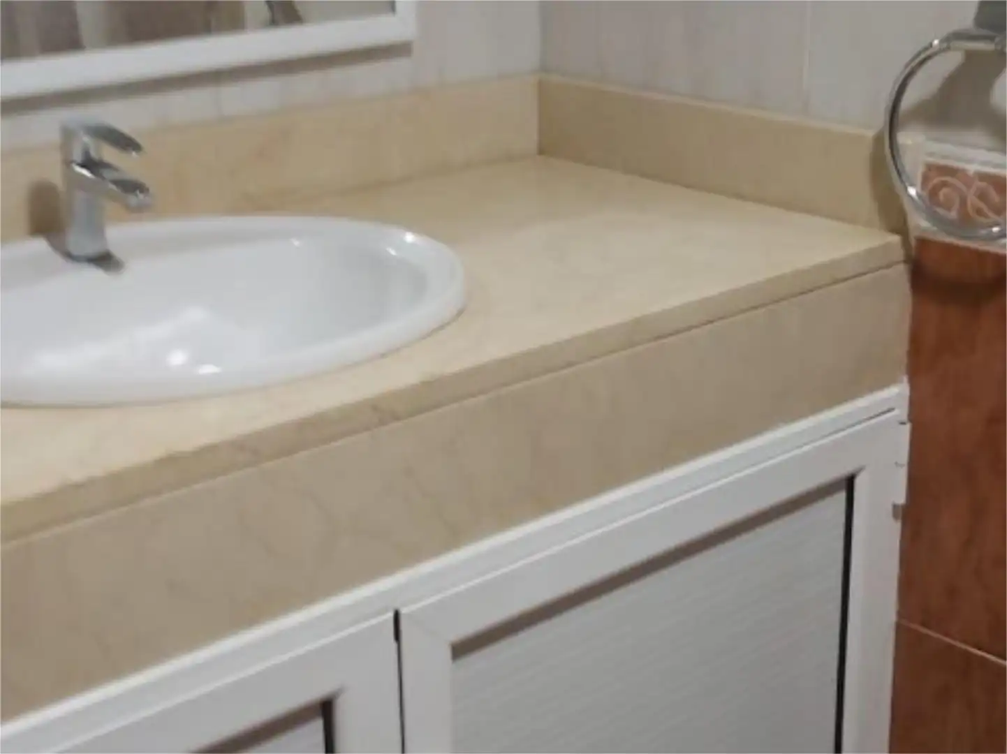 Habitación en Carrer de Sant Lluís, 61, Riera Baño de Piso para compartir en Cornellà de Llobregat con Balcón
