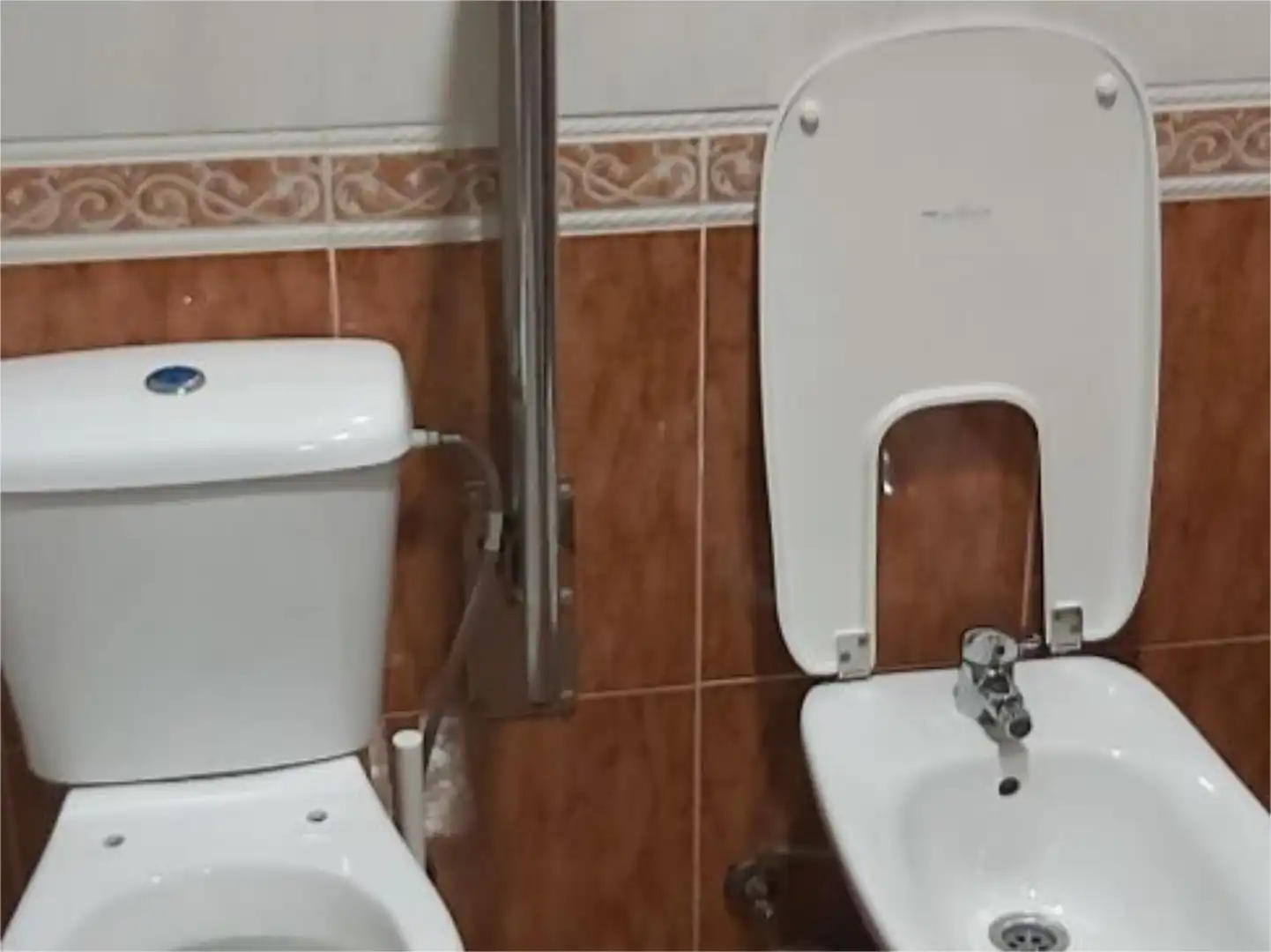 Habitación en Carrer de Sant Lluís, 61, Riera Baño de Piso para compartir en Cornellà de Llobregat con Balcón