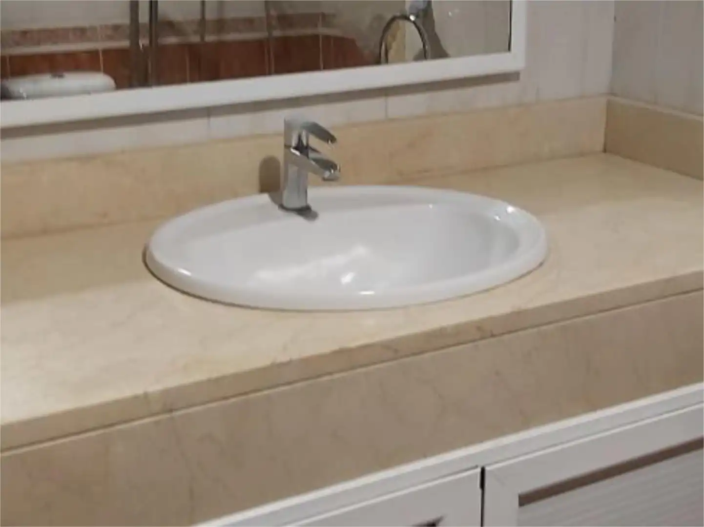 Habitación en Carrer de Sant Lluís, 61, Riera Baño de Piso para compartir en Cornellà de Llobregat con Balcón