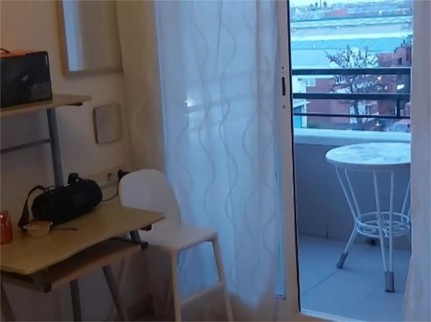 Habitación en Carrer de Sant Lluís, 61, Riera Terraza de Piso para compartir en Cornellà de Llobregat con Balcón